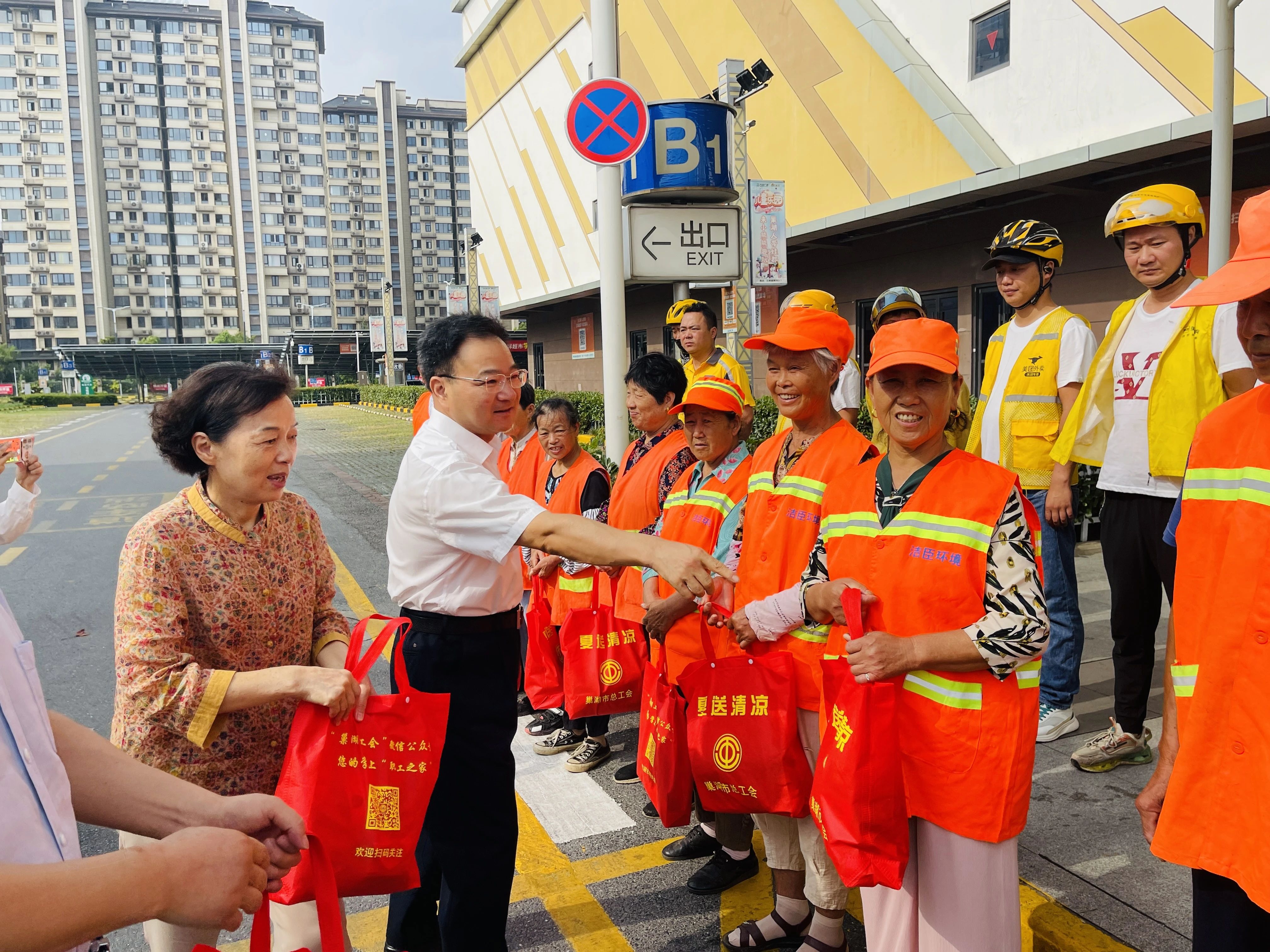 吴明哲看望慰问高温一线劳动者
