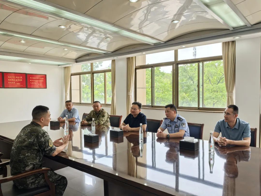 吴明哲开展“八一”走访慰问